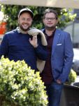 Amsterdam 16 april 2019
Diederik Jekel en John Korthaus   wandelend op cornelis schuytstraat.