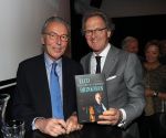 Den Haag, 8 Mei 2019
Uitreiking boek Elco Brinkman met de tekst: Bouwen en Bewaren
Elco met Ton Rombouts (oud burgemeester van s'-Hertogenbosch en sinds 2015 lid van de 1e kamer.