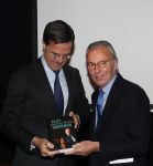Den Haag, 8 Mei 2019
Uitreiking boek Elco Brinkman met de tekst: Bouwen en Bewaren
Elco Brinkman met Mark Rutte