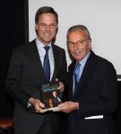 Den Haag, 8 Mei 2019
Uitreiking boek Elco Brinkman met de tekst: Bouwen en Bewaren
Elco Brinkman met Mark Rutte