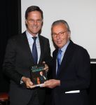Den Haag, 8 Mei 2019
Uitreiking boek Elco Brinkman met de tekst: Bouwen en Bewaren
Elco Brinkman met Mark Rutte