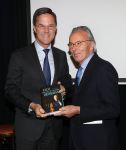 Den Haag, 8 Mei 2019
Uitreiking boek Elco Brinkman met de tekst: Bouwen en Bewaren
Elco Brinkman met Mark Rutte