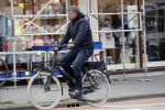 Amsterdam 11 april 2019
Frank Rijkaard en zijn vrouw Stefanie op de fiets in Amsterdam zuid.