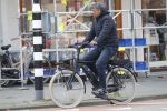 Amsterdam 11 april 2019
Frank Rijkaard en zijn vrouw Stefanie op de fiets in Amsterdam zuid.