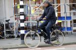 Amsterdam 11 april 2019
Frank Rijkaard en zijn vrouw Stefanie op de fiets in Amsterdam zuid.