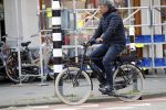 Amsterdam 11 april 2019
Frank Rijkaard en zijn vrouw Stefanie op de fiets in Amsterdam zuid.