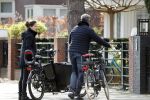 Amsterdam 11 april 2019
Frank Rijkaard en zijn vrouw Stefanie op de fiets in Amsterdam zuid.