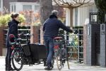 Amsterdam 11 april 2019
Frank Rijkaard en zijn vrouw Stefanie op de fiets in Amsterdam zuid.
