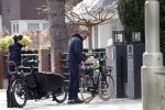 Amsterdam 11 april 2019
Frank Rijkaard en zijn vrouw Stefanie op de fiets in Amsterdam zuid.