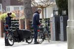 Amsterdam 11 april 2019
Frank Rijkaard en zijn vrouw Stefanie op de fiets in Amsterdam zuid.
