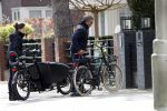 Amsterdam 11 april 2019
Frank Rijkaard en zijn vrouw Stefanie op de fiets in Amsterdam zuid.