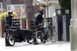 Amsterdam 11 april 2019
Frank Rijkaard en zijn vrouw Stefanie op de fiets in Amsterdam zuid.
