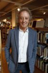 Amsterdam 15 april 2019
Boekpresentatie van Inge Ipenburg bij boekhandel Scheltema.
Simone Kleinsma krijgt het eerste exemplaar. 
Hans v Willigenburg