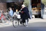 Amsterdam 11 mei 2019
Herma Krabbe met fiets in Amsterdam zuid.