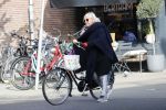 Amsterdam 11 mei 2019
Herma Krabbe met fiets in Amsterdam zuid.
