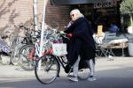 Amsterdam 11 mei 2019
Herma Krabbe met fiets in Amsterdam zuid.