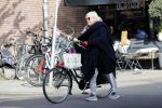 Amsterdam 11 mei 2019
Herma Krabbe met fiets in Amsterdam zuid.