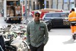 Den Haag 9 april 2019
Humberto tan fluitend op straat onderweg naar Libelle event in Dudok.