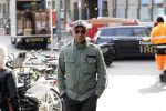 Den Haag 9 april 2019
Humberto tan fluitend op straat onderweg naar Libelle event in Dudok.
