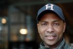 Den Haag 9 april 2019
Humberto tan fluitend op straat onderweg naar Libelle event in Dudok.