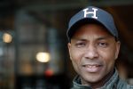 Den Haag 9 april 2019
Humberto tan fluitend op straat onderweg naar Libelle event in Dudok.