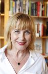 Amsterdam 15 april 2019
Boekpresentatie van Inge Ipenburg bij boekhandel Scheltema.
Simone Kleinsma krijgt het eerste exemplaar.