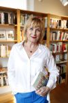 Amsterdam 15 april 2019
Boekpresentatie van Inge Ipenburg bij boekhandel Scheltema.
Simone Kleinsma krijgt het eerste exemplaar.