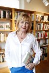 Amsterdam 15 april 2019
Boekpresentatie van Inge Ipenburg bij boekhandel Scheltema.
Simone Kleinsma krijgt het eerste exemplaar.
