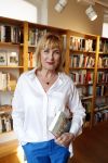Amsterdam 15 april 2019
Boekpresentatie van Inge Ipenburg bij boekhandel Scheltema.
Simone Kleinsma krijgt het eerste exemplaar.