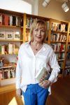 Amsterdam 15 april 2019
Boekpresentatie van Inge Ipenburg bij boekhandel Scheltema.
Simone Kleinsma krijgt het eerste exemplaar.