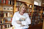 Amsterdam 15 april 2019
Boekpresentatie van Inge Ipenburg bij boekhandel Scheltema.
Simone Kleinsma krijgt het eerste exemplaar.