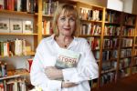Amsterdam 15 april 2019
Boekpresentatie van Inge Ipenburg bij boekhandel Scheltema.
Simone Kleinsma krijgt het eerste exemplaar.