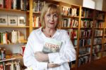 Amsterdam 15 april 2019
Boekpresentatie van Inge Ipenburg bij boekhandel Scheltema.
Simone Kleinsma krijgt het eerste exemplaar.