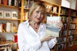 Amsterdam 15 april 2019
Boekpresentatie van Inge Ipenburg bij boekhandel Scheltema.
Simone Kleinsma krijgt het eerste exemplaar.