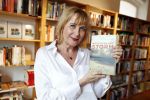 Amsterdam 15 april 2019
Boekpresentatie van Inge Ipenburg bij boekhandel Scheltema.
Simone Kleinsma krijgt het eerste exemplaar.
