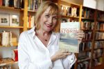 Amsterdam 15 april 2019
Boekpresentatie van Inge Ipenburg bij boekhandel Scheltema.
Simone Kleinsma krijgt het eerste exemplaar.