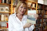 Amsterdam 15 april 2019
Boekpresentatie van Inge Ipenburg bij boekhandel Scheltema.
Simone Kleinsma krijgt het eerste exemplaar.