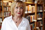 Amsterdam 15 april 2019
Boekpresentatie van Inge Ipenburg bij boekhandel Scheltema.
Simone Kleinsma krijgt het eerste exemplaar.