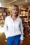 Amsterdam 15 april 2019
Boekpresentatie van Inge Ipenburg bij boekhandel Scheltema.
Simone Kleinsma krijgt het eerste exemplaar.
