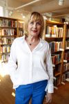 Amsterdam 15 april 2019
Boekpresentatie van Inge Ipenburg bij boekhandel Scheltema.
Simone Kleinsma krijgt het eerste exemplaar.