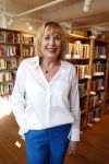 Amsterdam 15 april 2019
Boekpresentatie van Inge Ipenburg bij boekhandel Scheltema.
Simone Kleinsma krijgt het eerste exemplaar.