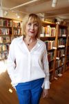 Amsterdam 15 april 2019
Boekpresentatie van Inge Ipenburg bij boekhandel Scheltema.
Simone Kleinsma krijgt het eerste exemplaar.