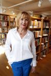 Amsterdam 15 april 2019
Boekpresentatie van Inge Ipenburg bij boekhandel Scheltema.
Simone Kleinsma krijgt het eerste exemplaar.