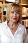 Amsterdam 15 april 2019
Boekpresentatie van Inge Ipenburg bij boekhandel Scheltema.
Simone Kleinsma krijgt het eerste exemplaar.