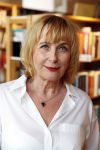 Amsterdam 15 april 2019
Boekpresentatie van Inge Ipenburg bij boekhandel Scheltema.
Simone Kleinsma krijgt het eerste exemplaar.