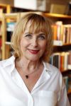 Amsterdam 15 april 2019
Boekpresentatie van Inge Ipenburg bij boekhandel Scheltema.
Simone Kleinsma krijgt het eerste exemplaar.