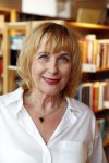 Amsterdam 15 april 2019
Boekpresentatie van Inge Ipenburg bij boekhandel Scheltema.
Simone Kleinsma krijgt het eerste exemplaar.