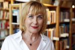 Amsterdam 15 april 2019
Boekpresentatie van Inge Ipenburg bij boekhandel Scheltema.
Simone Kleinsma krijgt het eerste exemplaar.