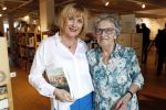 Amsterdam 15 april 2019
Boekpresentatie van Inge Ipenburg bij boekhandel Scheltema.
Simone Kleinsma krijgt het eerste exemplaar. Inge met haar moeder