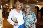 Amsterdam 15 april 2019
Boekpresentatie van Inge Ipenburg bij boekhandel Scheltema.
Simone Kleinsma krijgt het eerste exemplaar. Inge met haar moeder